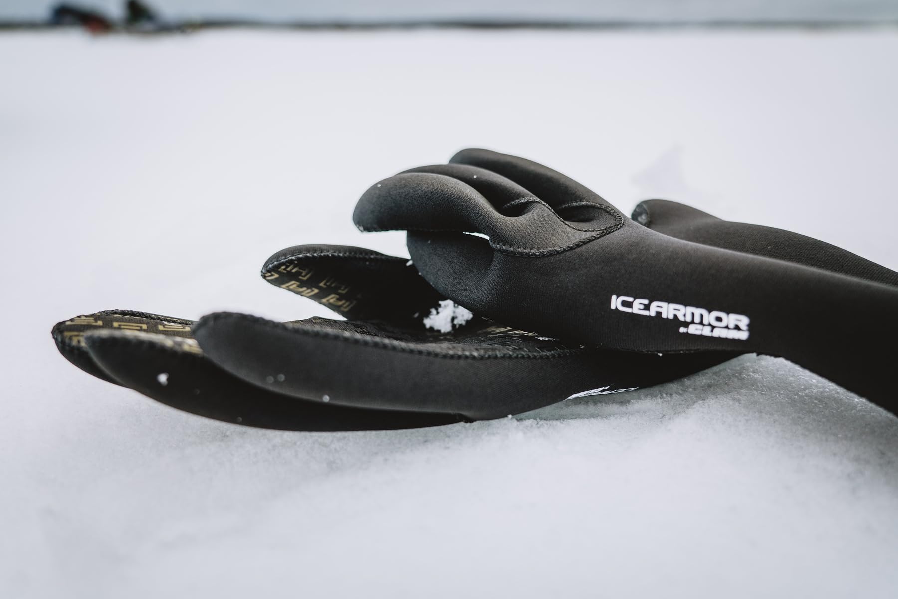 ICEARMOR Clam neoprene gloves highlight windproof design and reliable warmth.