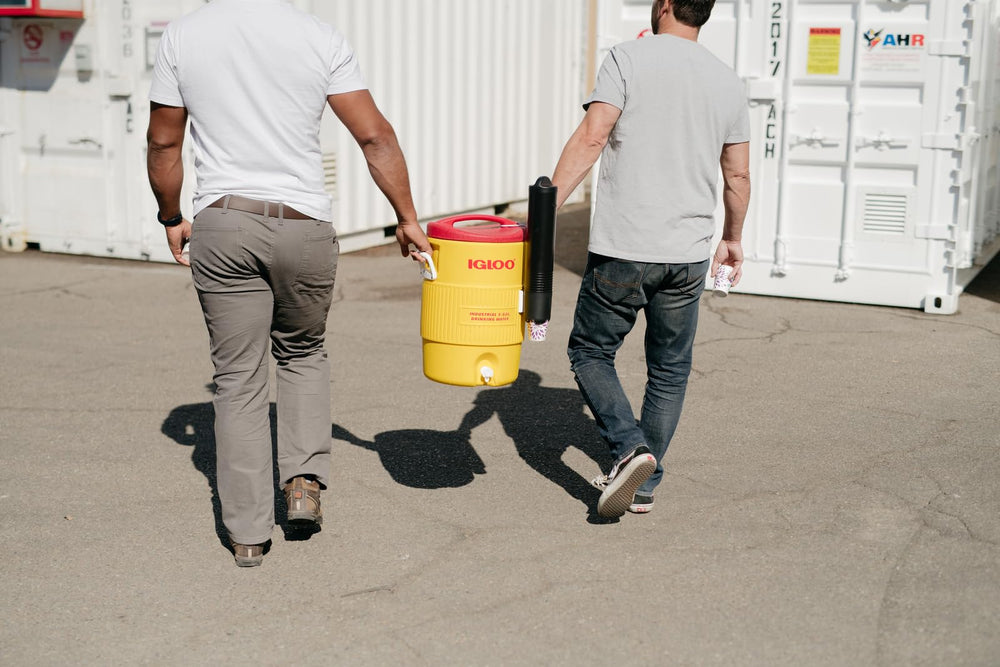 Igloo cooler with lid-locking to side handles for sanitation