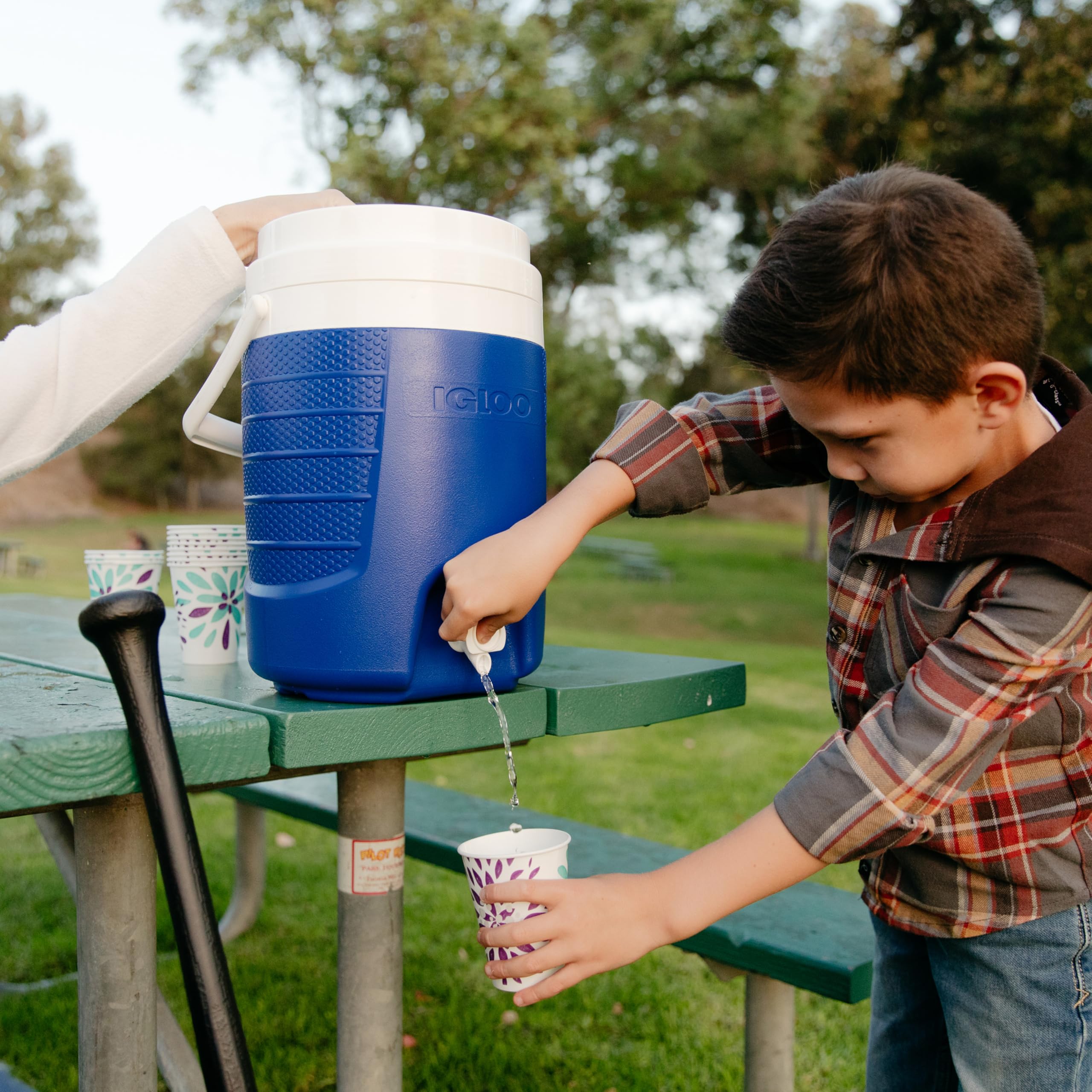 Igloo lid vent supports steady liquid flow through the spigot