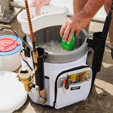 Igloo Marine 20 Qt cooler bucket interior tray keeps snacks dry and organized.
