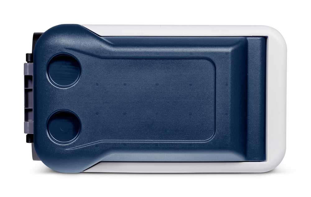Igloo Maxcold 40 Roller reinforced handles provide secure lifting and tie-down options