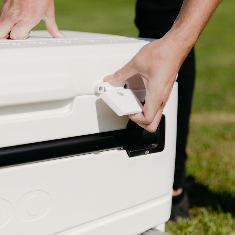 Igloo MaxCold Glide 110qt cooler lid and hinge show sturdy construction.