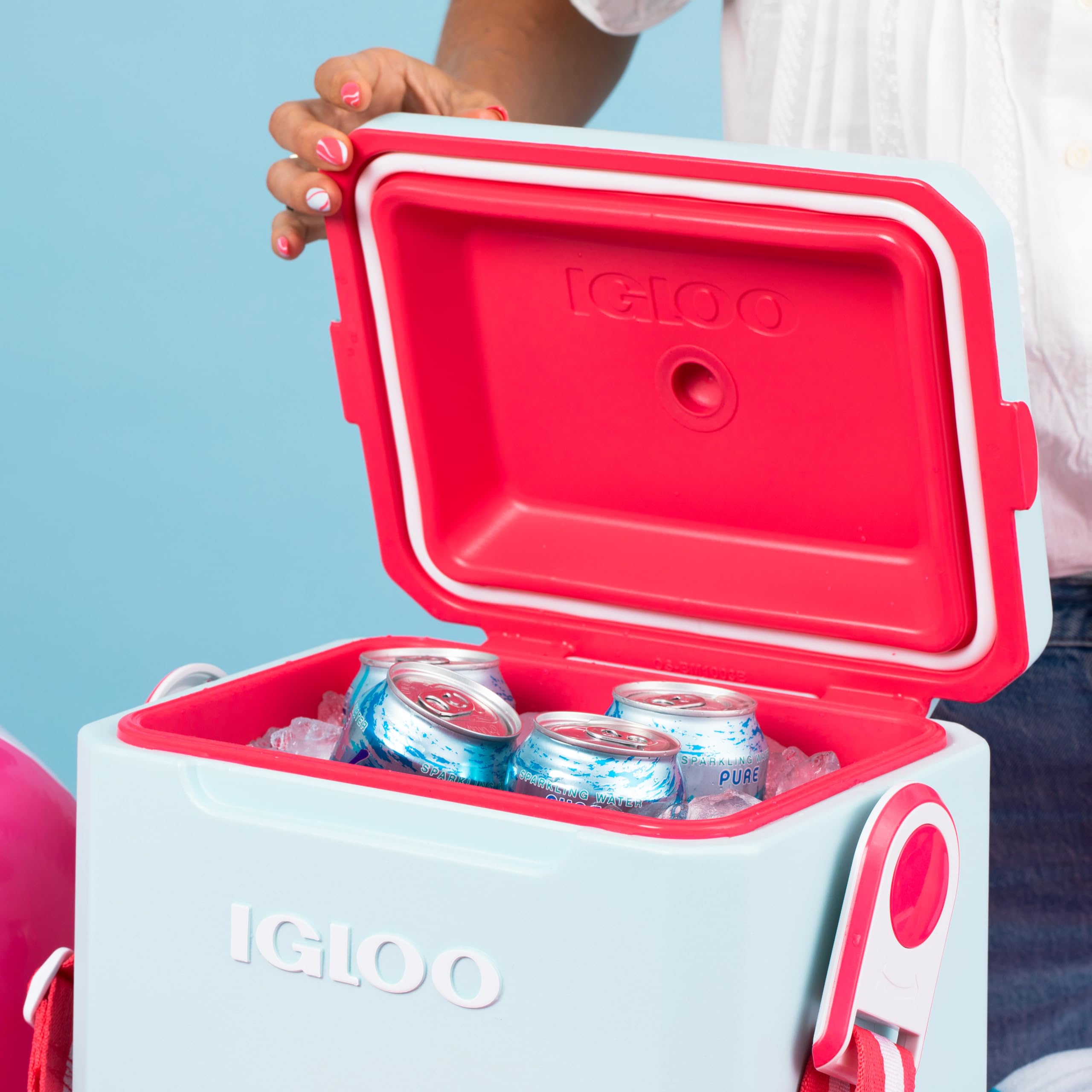 Igloo Mist 11 Qt Tag Along Too ice retention with MaxCold insulation.