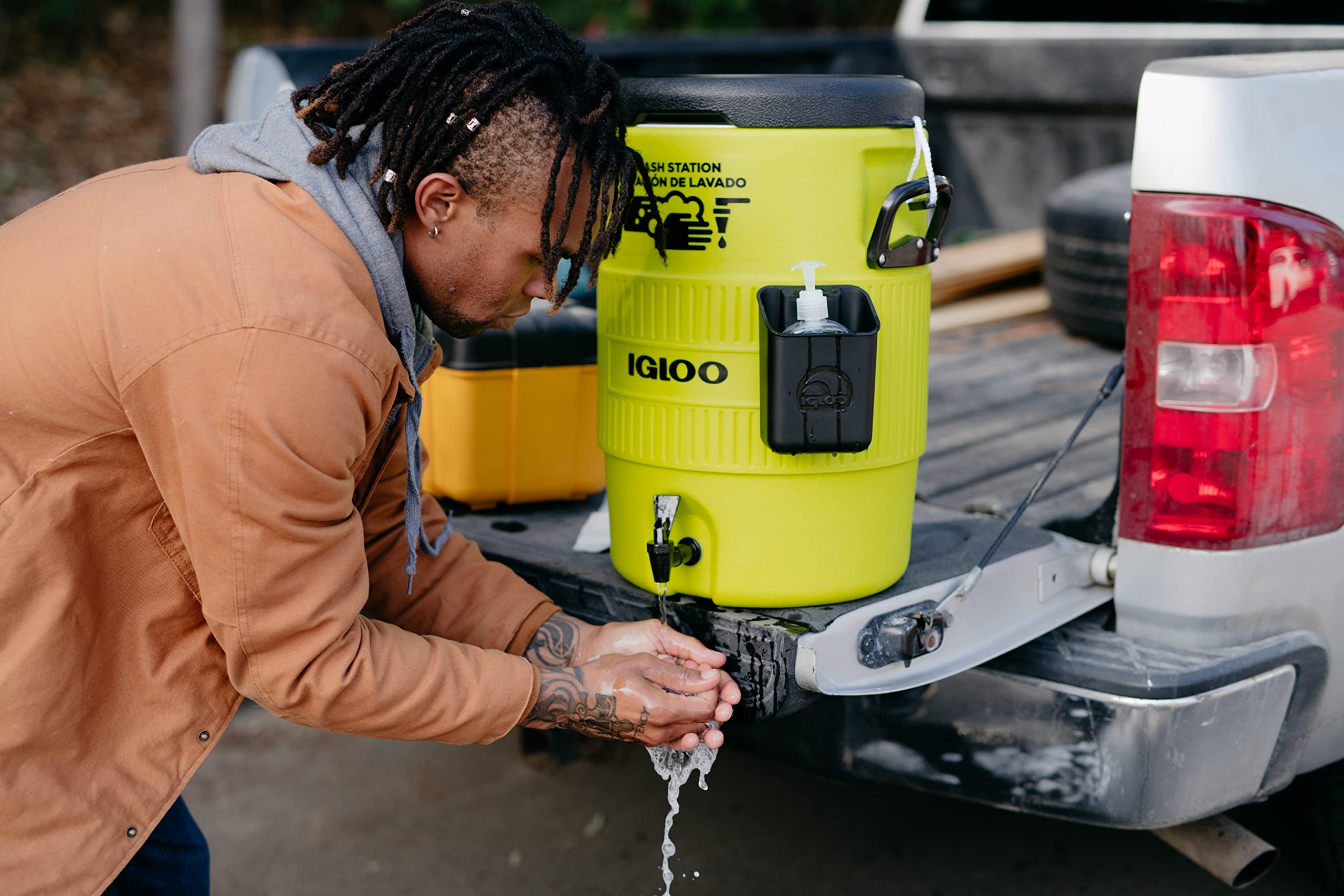 Igloo wash station reinforced side handles for durable transport