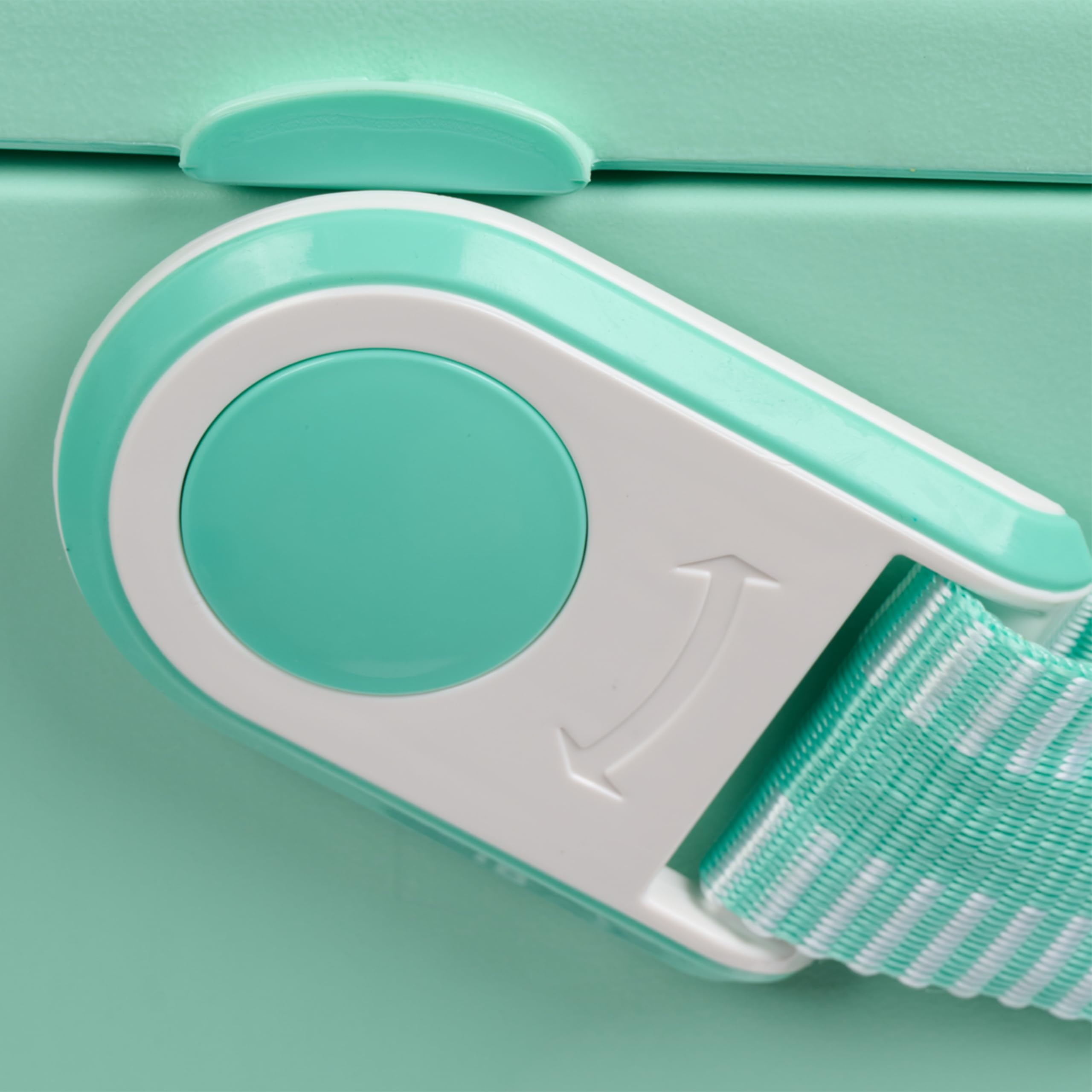 Igloo Tag-Along Too Seafoam spacious interior fits multiple drinks.