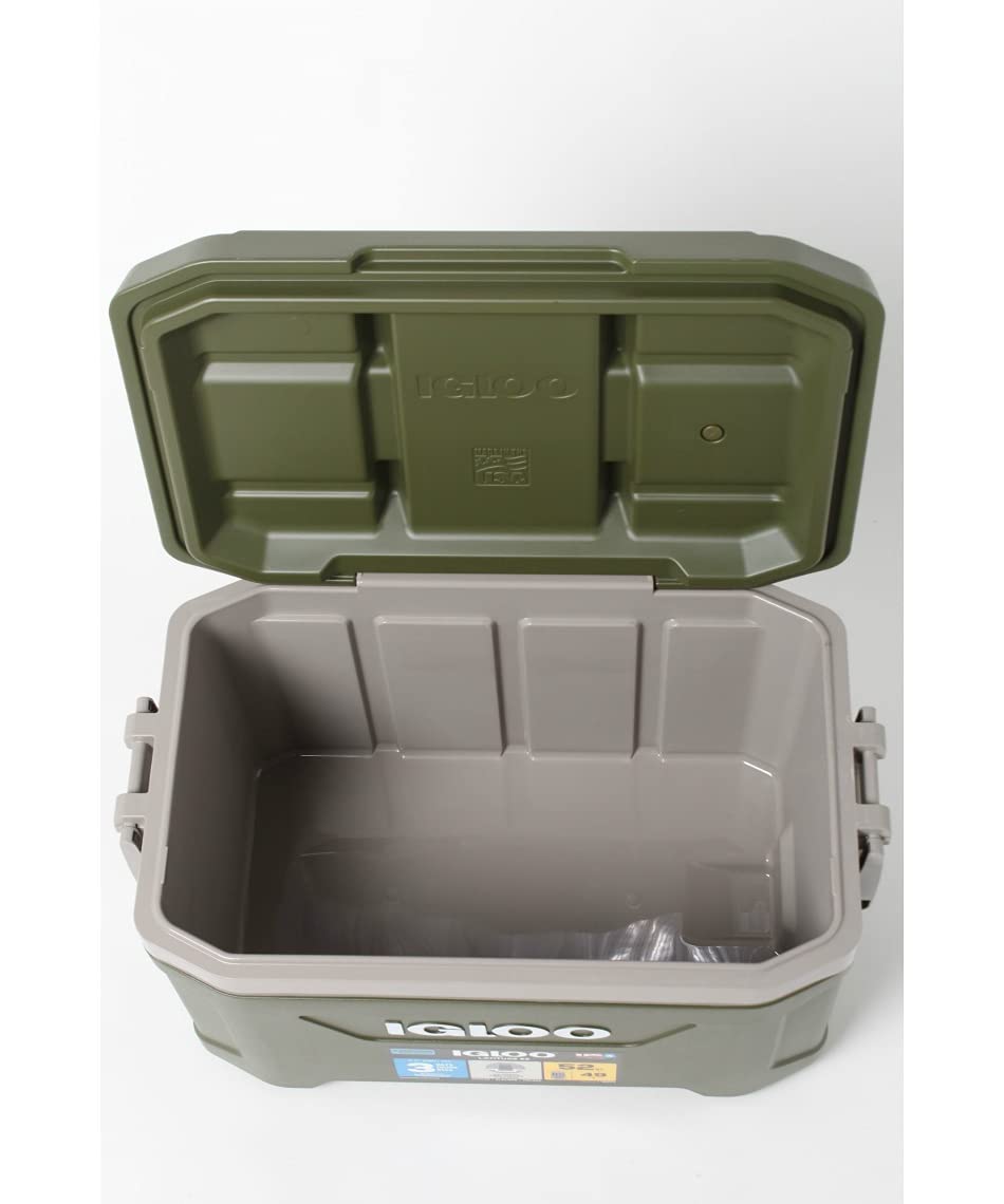 Igloo Sportsman Latitude 52 exterior plastic (PE) for durability.