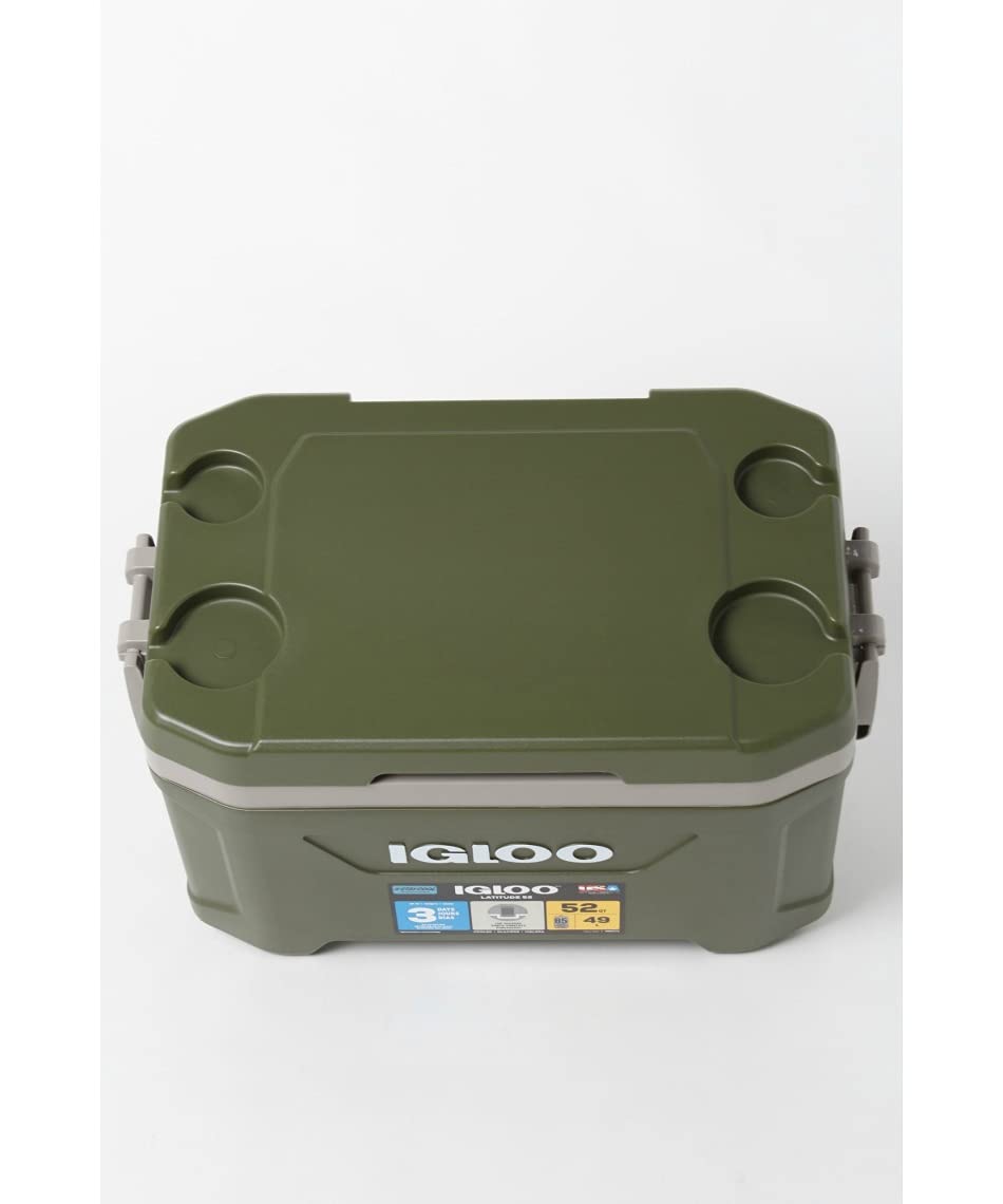 Igloo Sportsman Latitude 52 interior shows sturdy plastic construction.
