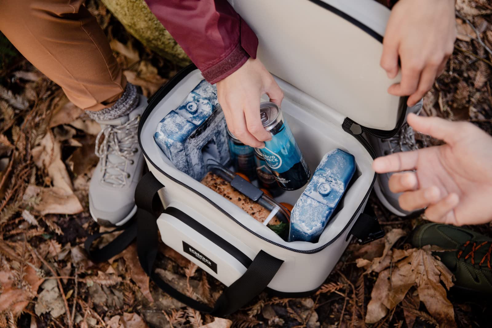 Igloo Trailmate Spruce outer fabric protects against dirt sand and water