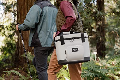 Igloo Trailmate Spruce lid with pull-tab provides quick access