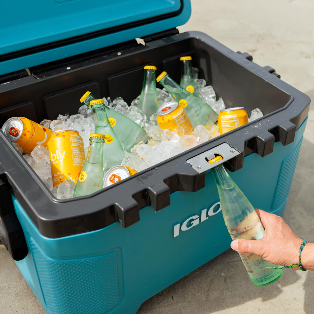 Igloo Trailmate 52Qt cooler latching mechanism demonstrates secure closure