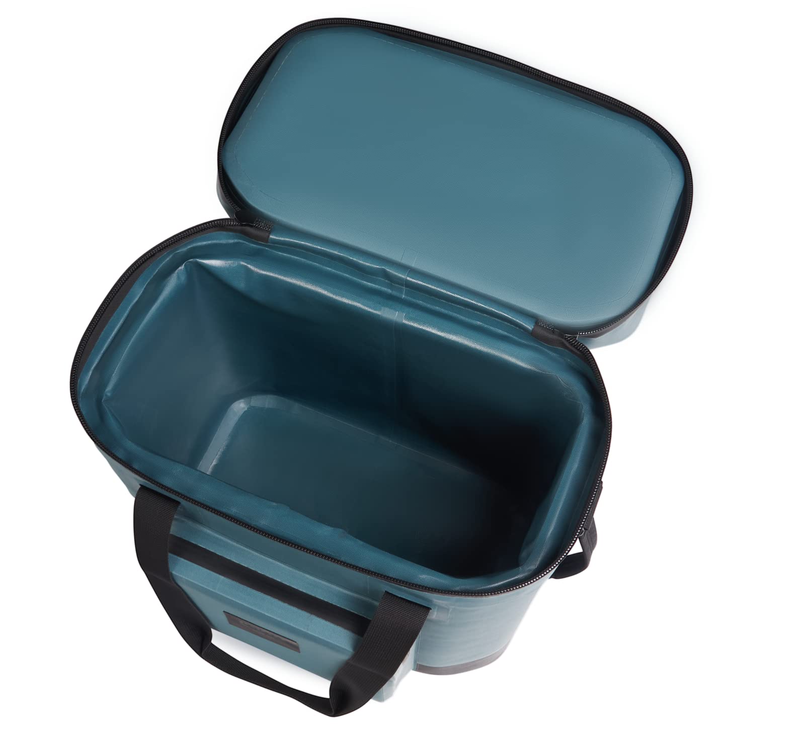 Igloo Trailmate spacious main compartment makes packing effortless.