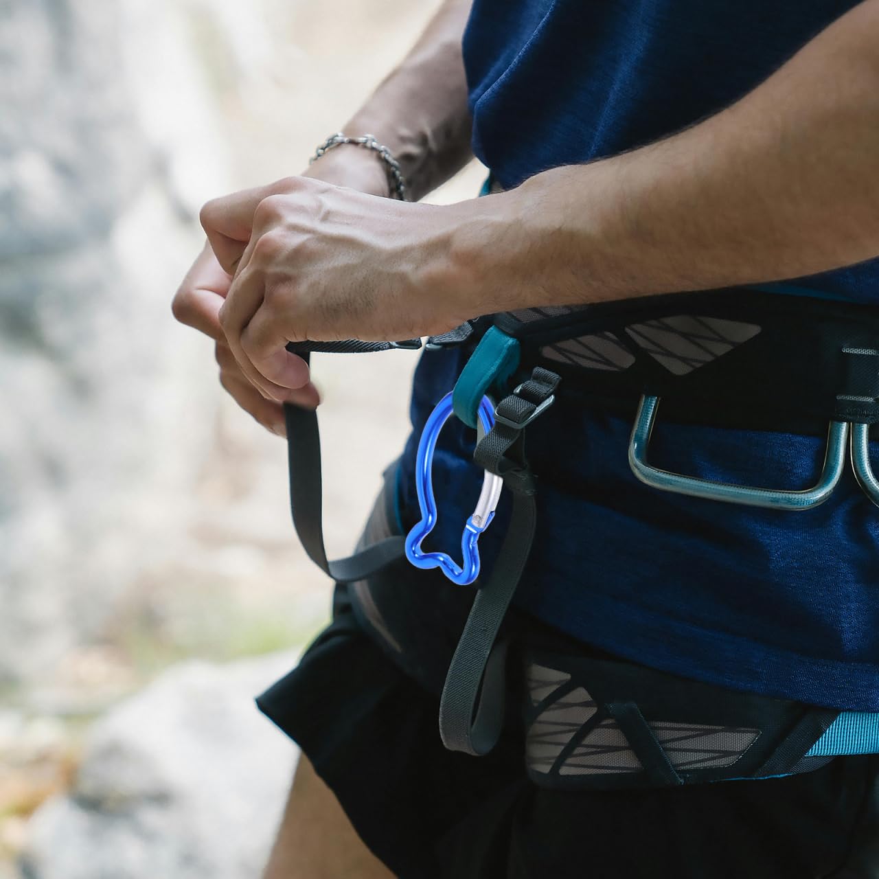 INOOMP compact design clip is lightweight to wear on backpacks during hikes