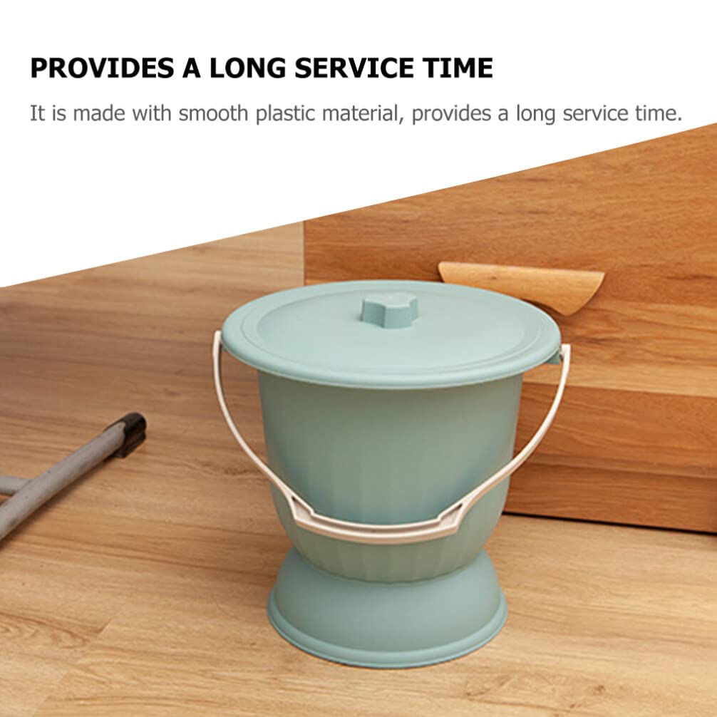 Ipetboom bedpan with smooth plastic material is easy to clean after use.