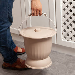 Ipetboom sealed lid design controls odors during use and transport.