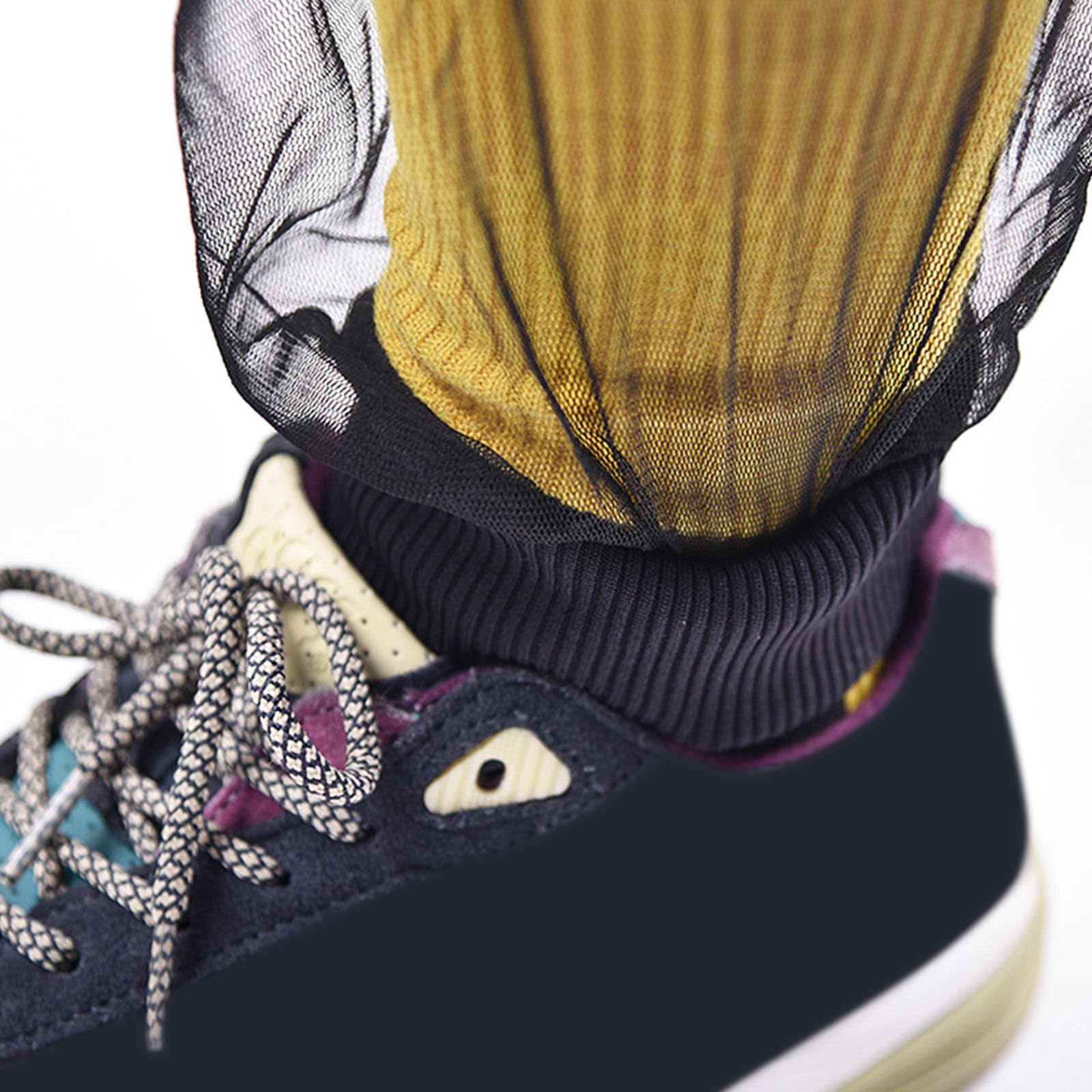 IWOMA mosquito protection foot cover reduces skin exposure in humid environments.