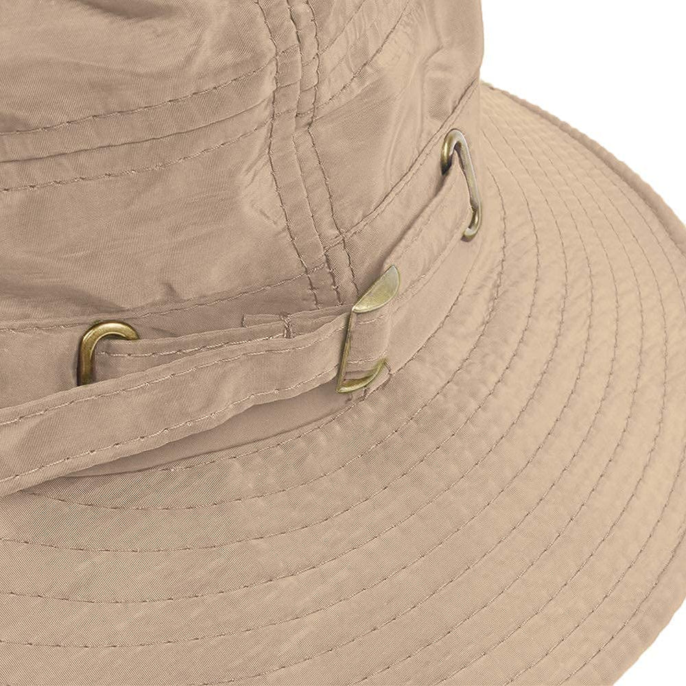 Janey&Rubbins safari hat rain-ready material supports light drizzle outings.