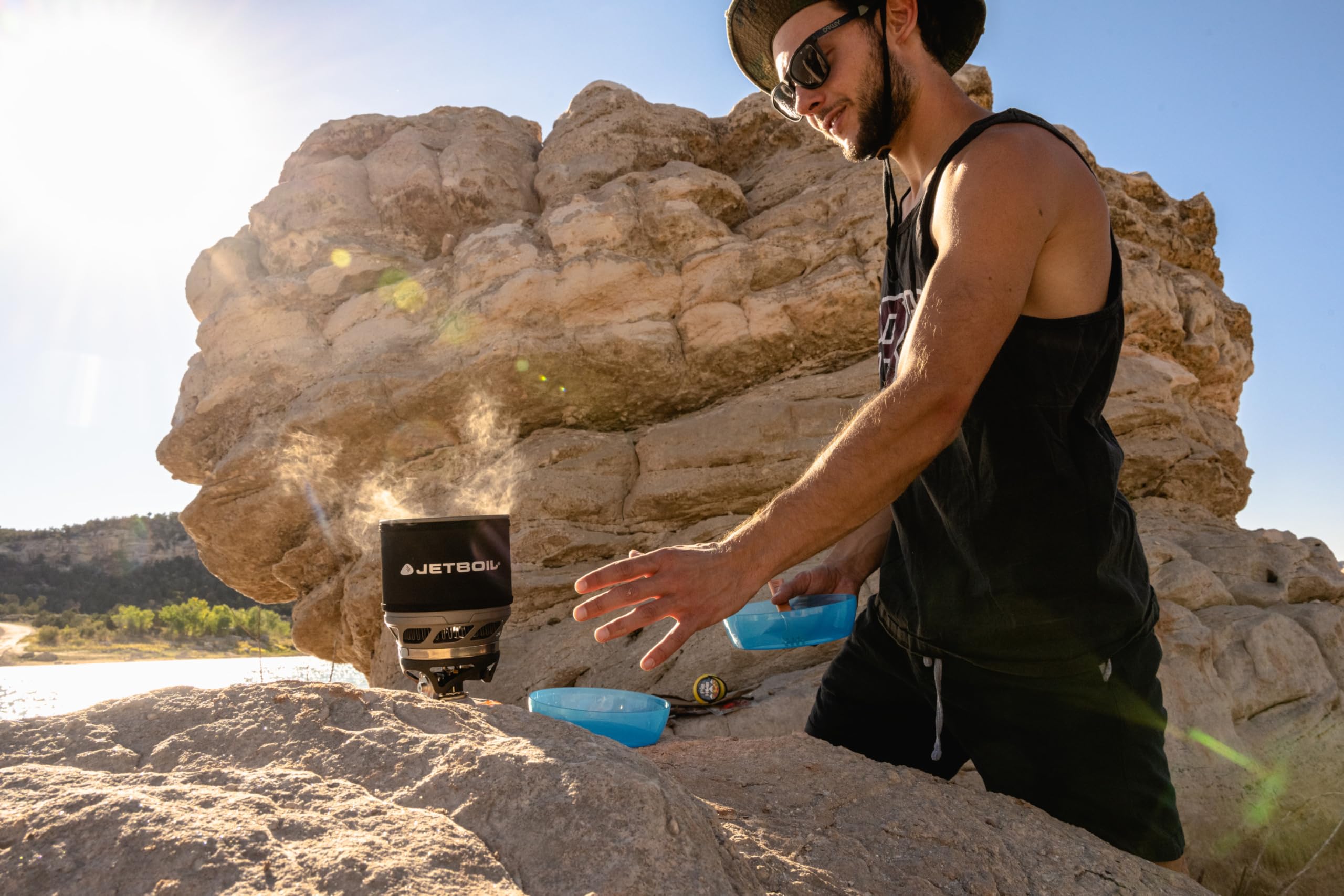 Jetboil MiniMo fluxring-cooking-cup demonstrates even heat for solo cooking on the go.