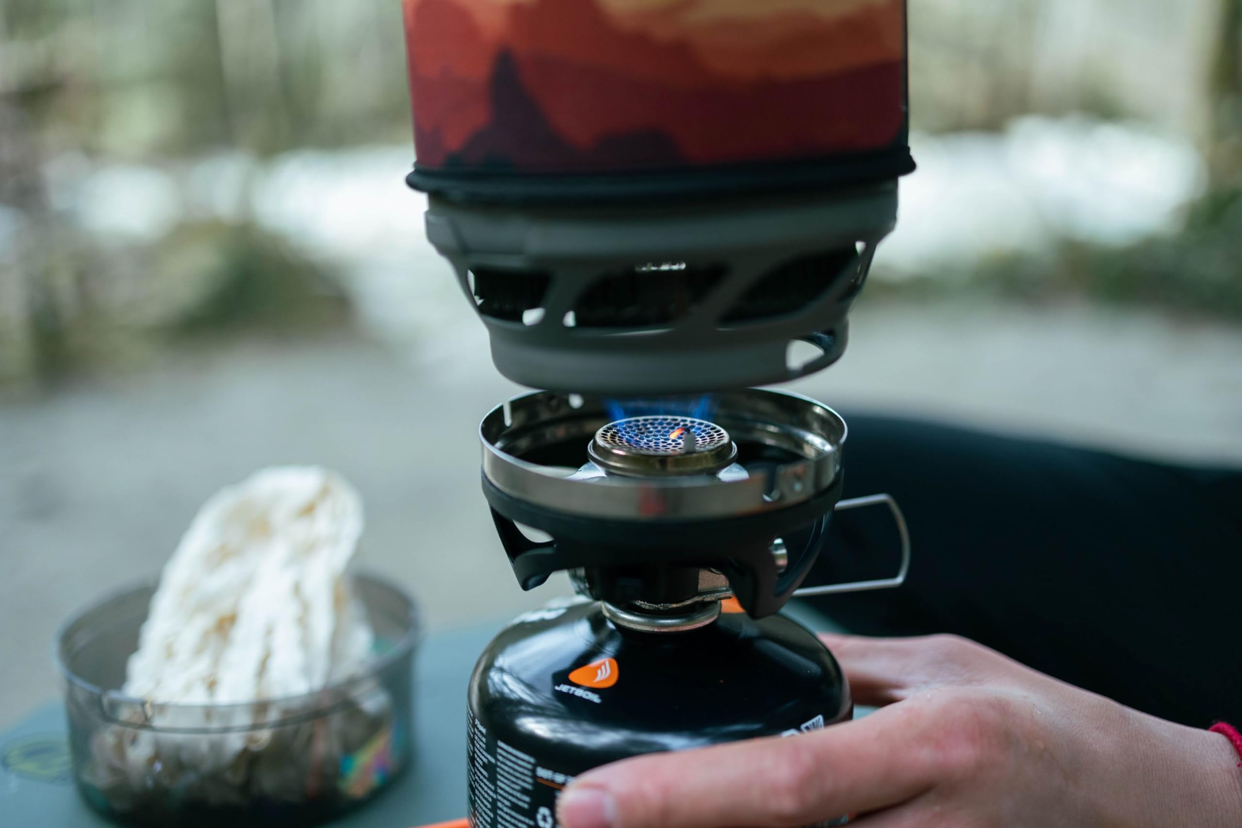 Jetboil MiniMo Sunset lid on cup demonstrates eating right from the cup.