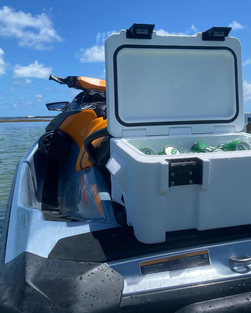 Tight latching system on Jet Cooler keeps lid secure
