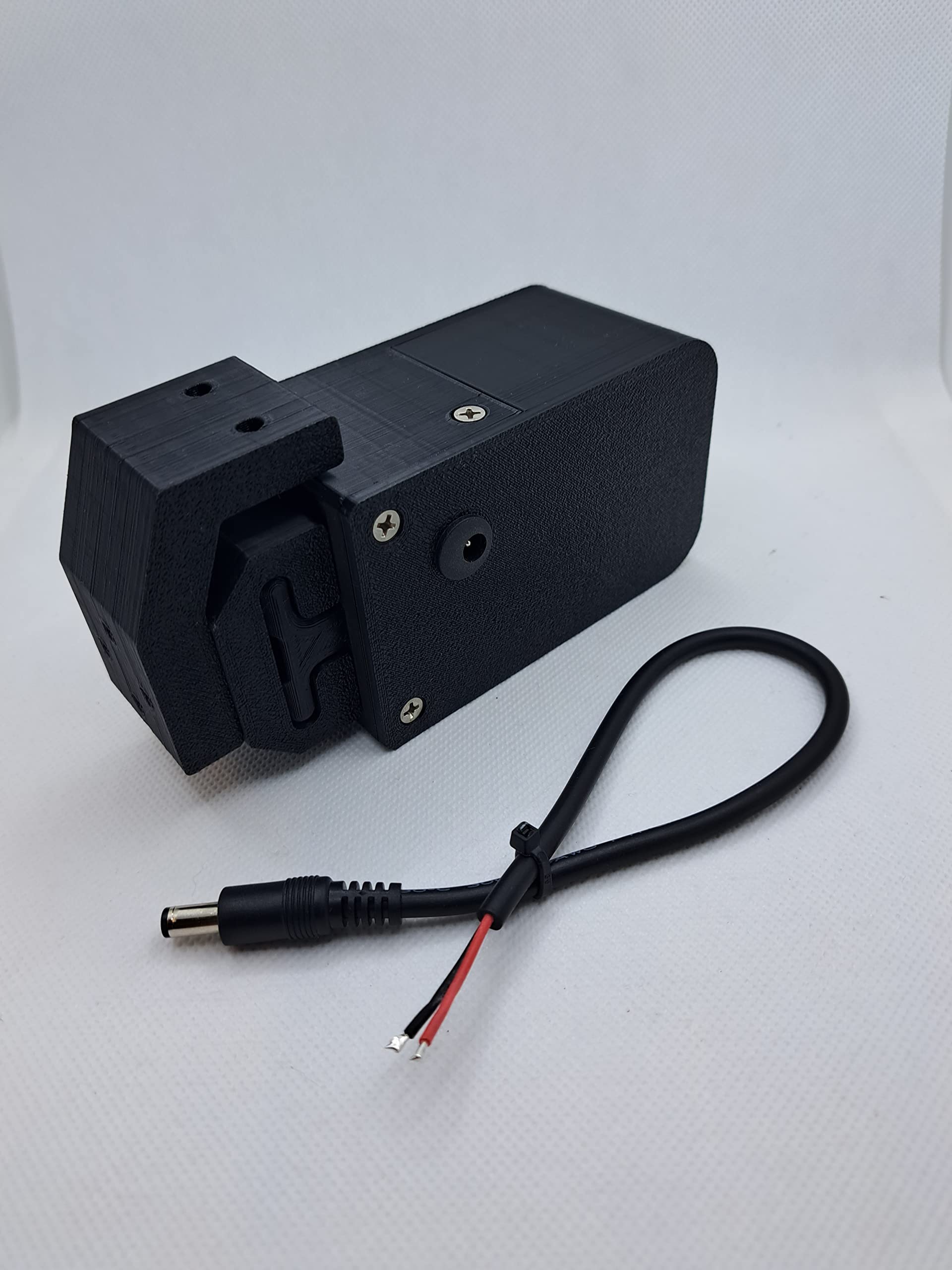 JEWUNO Wiring with red and black leads clarifies power orientation.