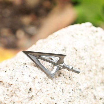 JIANZD broadhead close-up reveals 420 stainless steel blades for durability.