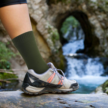 Jiuguva waterproof socks large size fit men and women for outdoor activities.