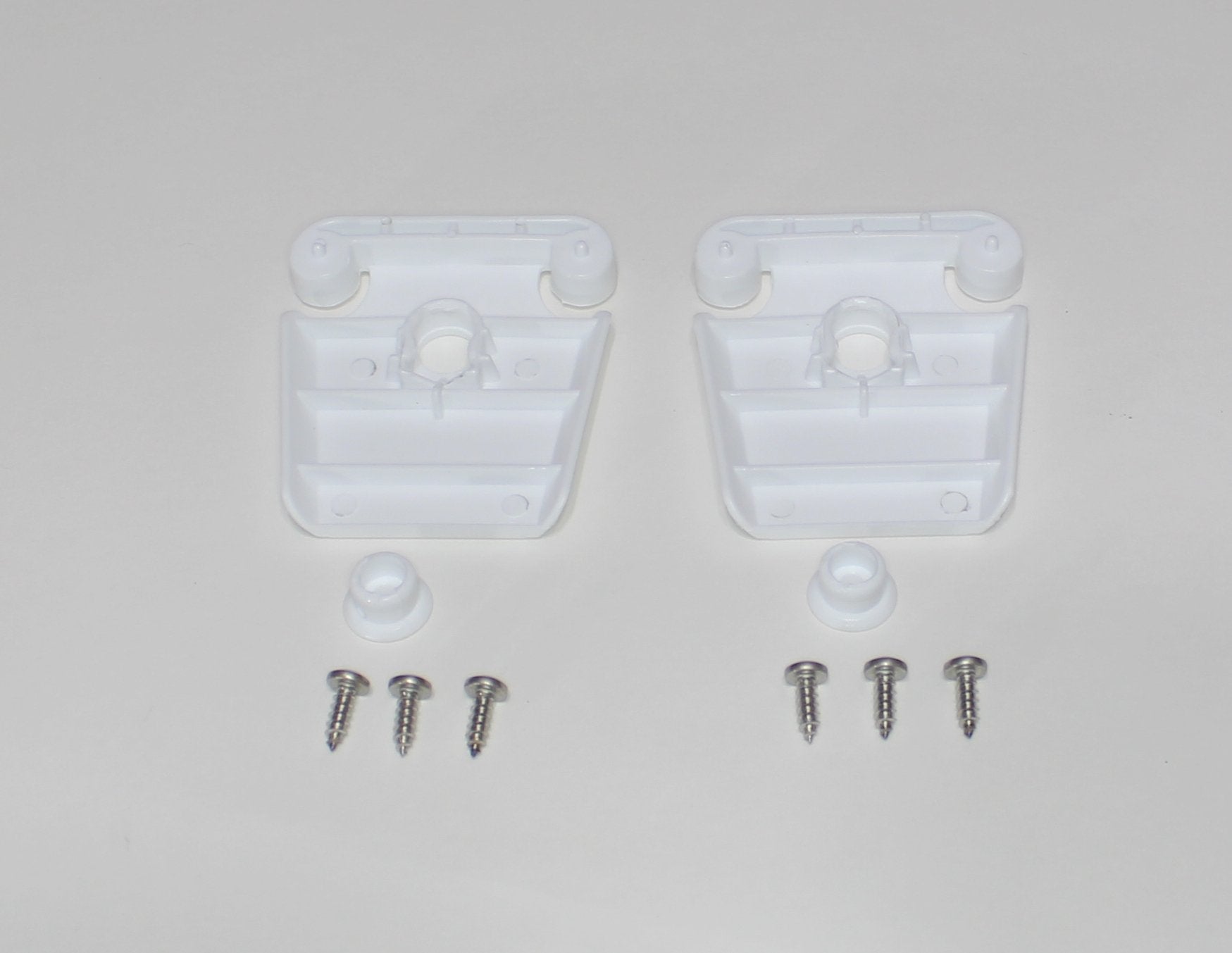 UV inhibitors help protect hinges during outdoor use.