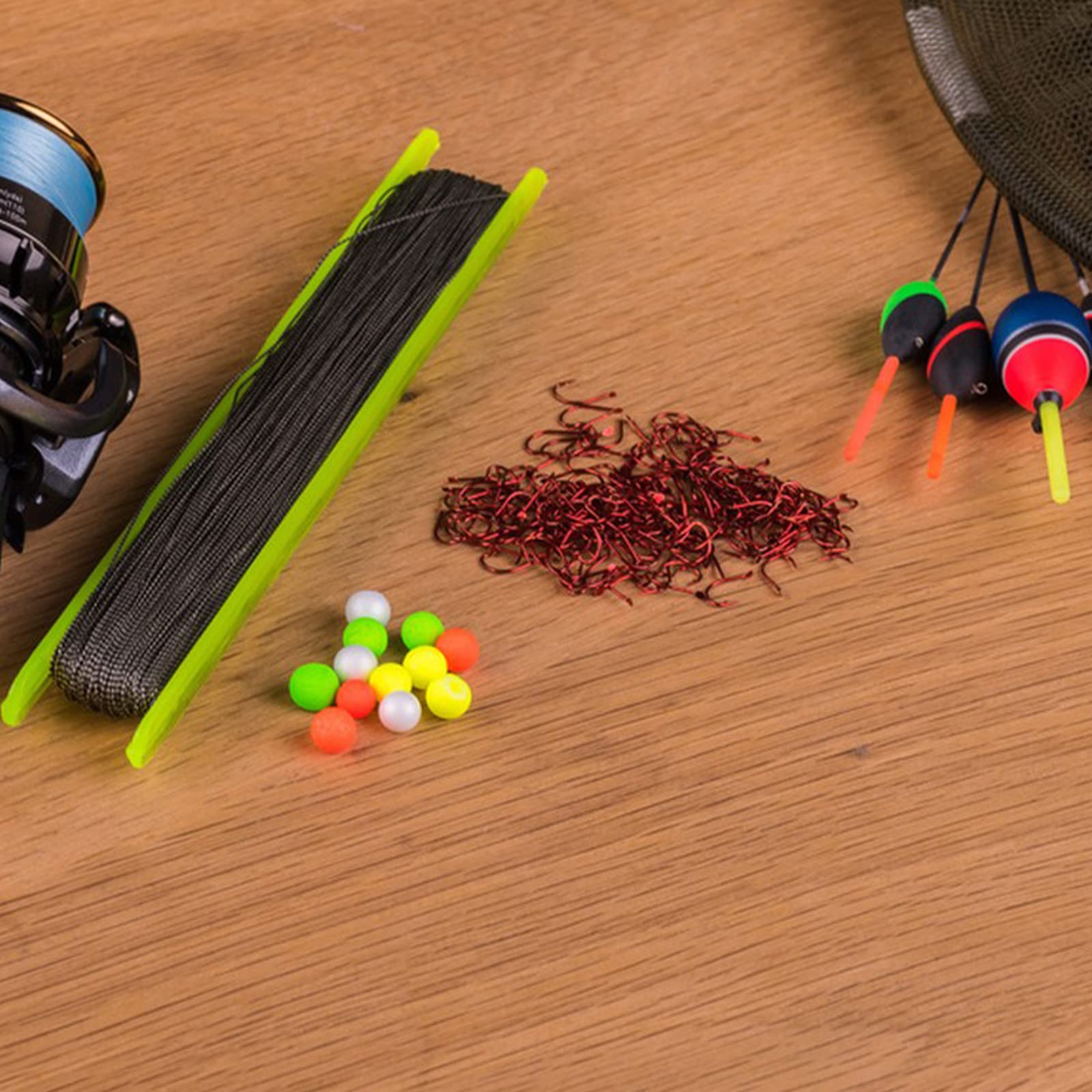 Glow-in-the-dark fishing beads in two colors for night fishing