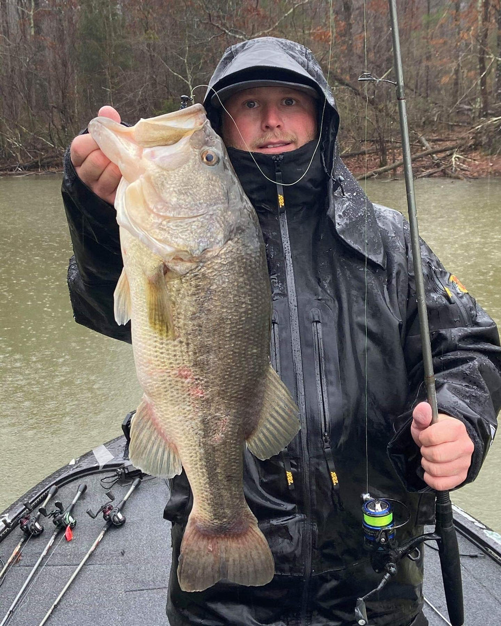 Spool edge displaying 550 yards and 6 lb test