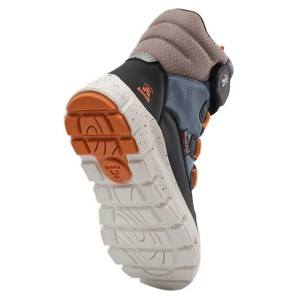 Kamik Seeker front view highlighting the storm-ready silhouette and easy pull-on design.