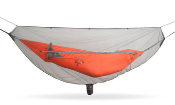 KAMMOK Dragonfly Insect Net interior setup around hammock for quick shelter.