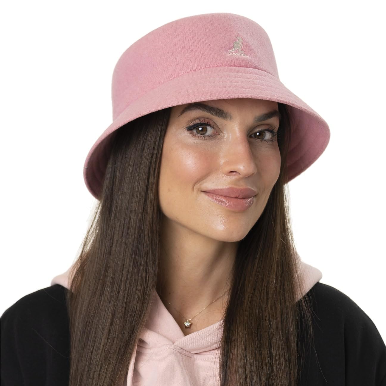 Kangol Wool Lahinch Black/L side angle shows clean silhouette and easy pairing with seasonal outfits.