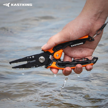 Coiled lanyard and aluminum carabiner for quick access