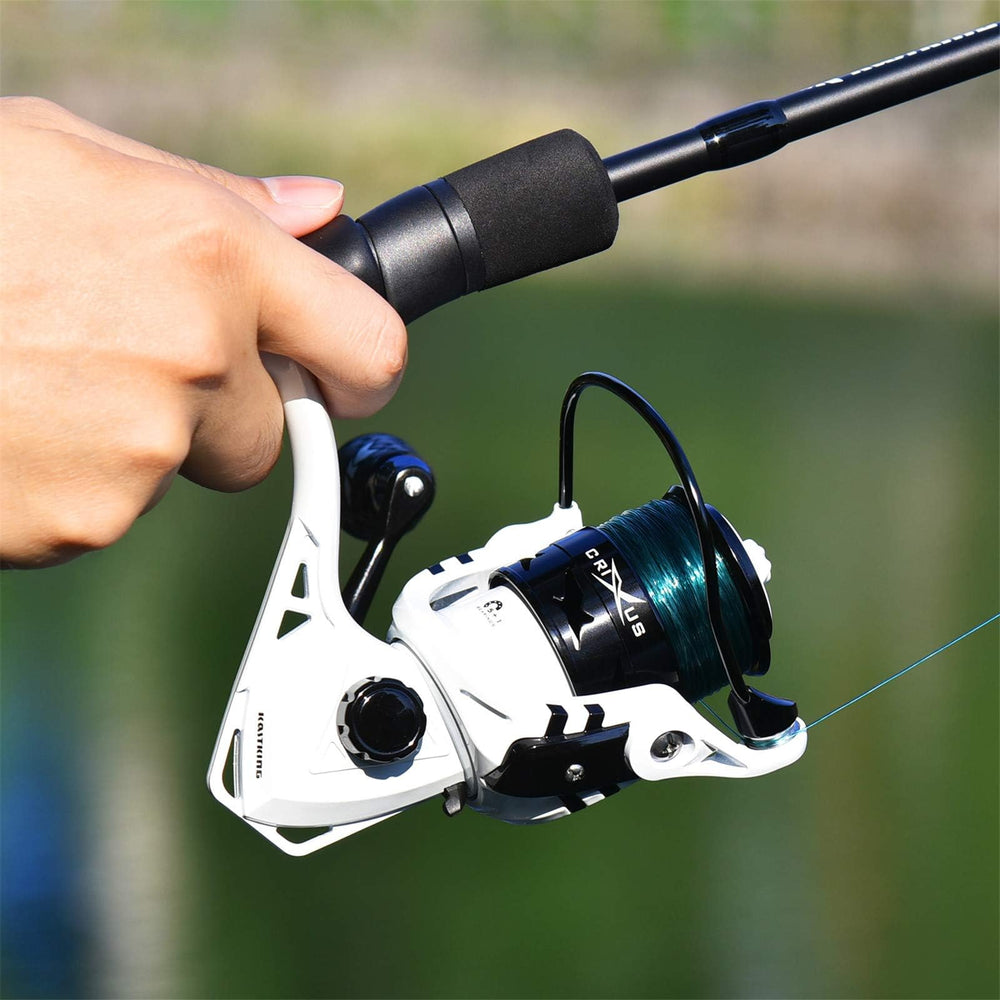 KastKing Crixus golf-style superpolymer handle grip in wet conditions.