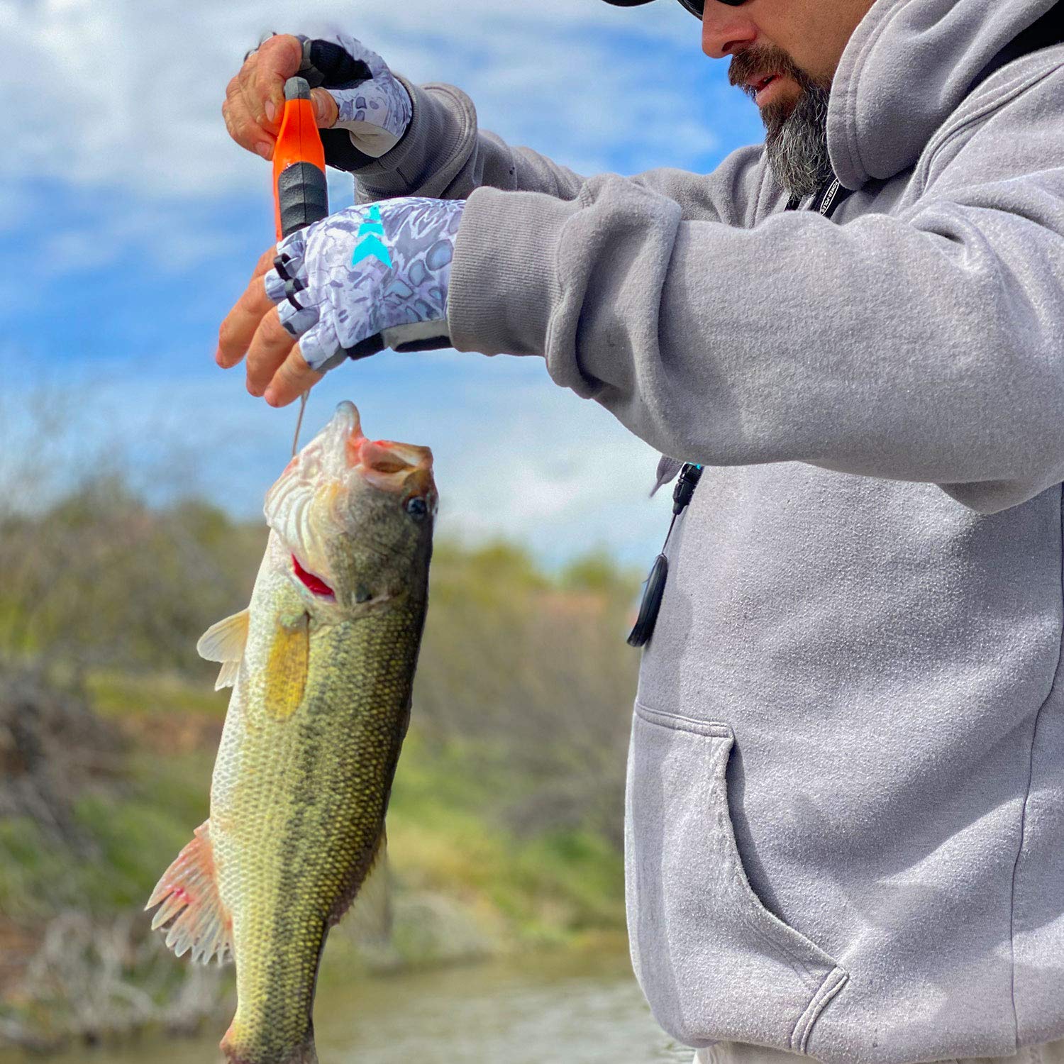 Integrated pull tabs on KastKing Gill Raker Gloves