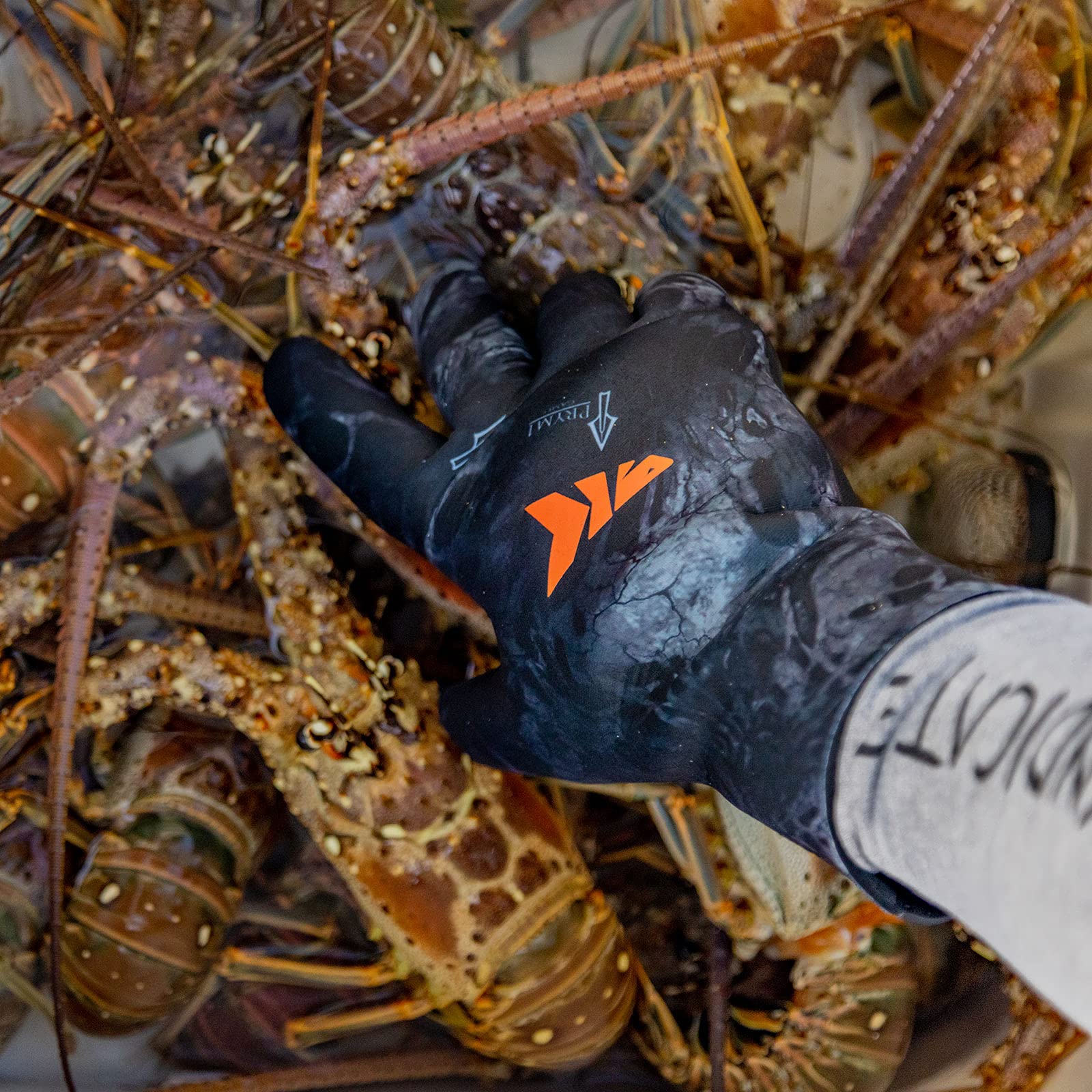 KastKing IceRiver flexible material remains pliable in extreme cold for better dexterity.