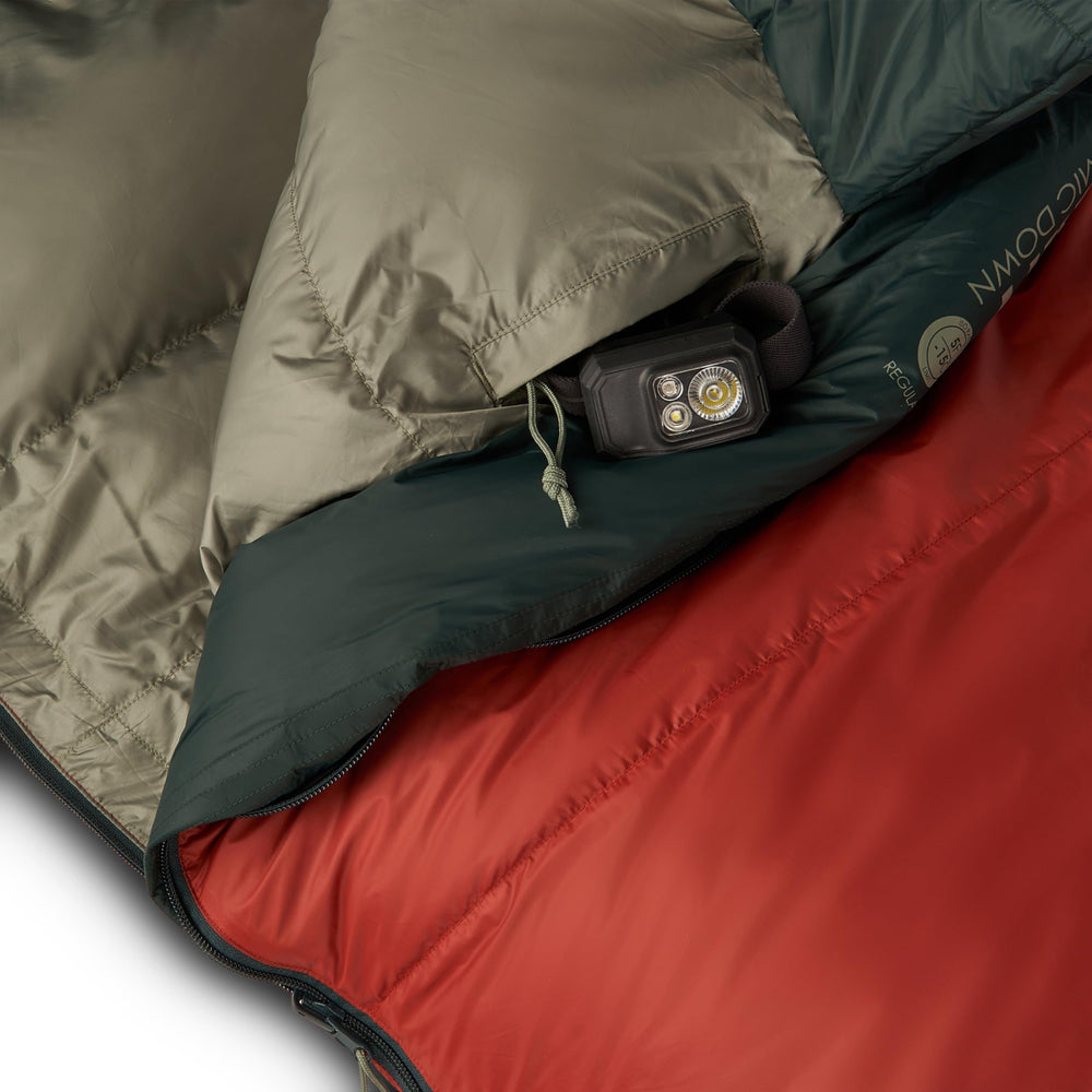 Kelty Cosmic 0-degree draft collar helps retain warmth during cold nights.