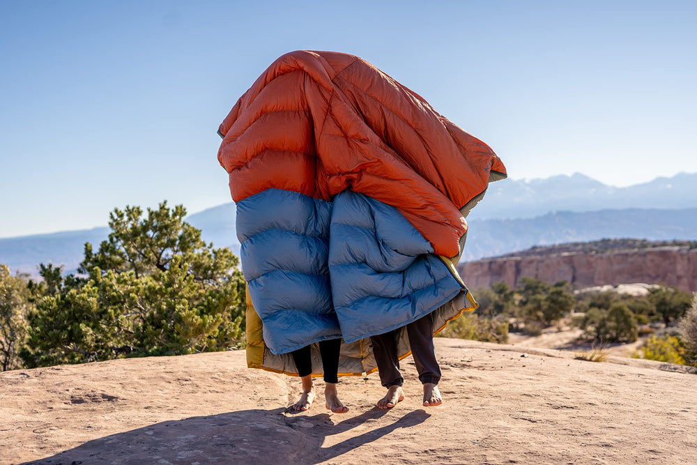 Kelty Galactic Down 30 degree includes a compact stuff sack for easy packing.