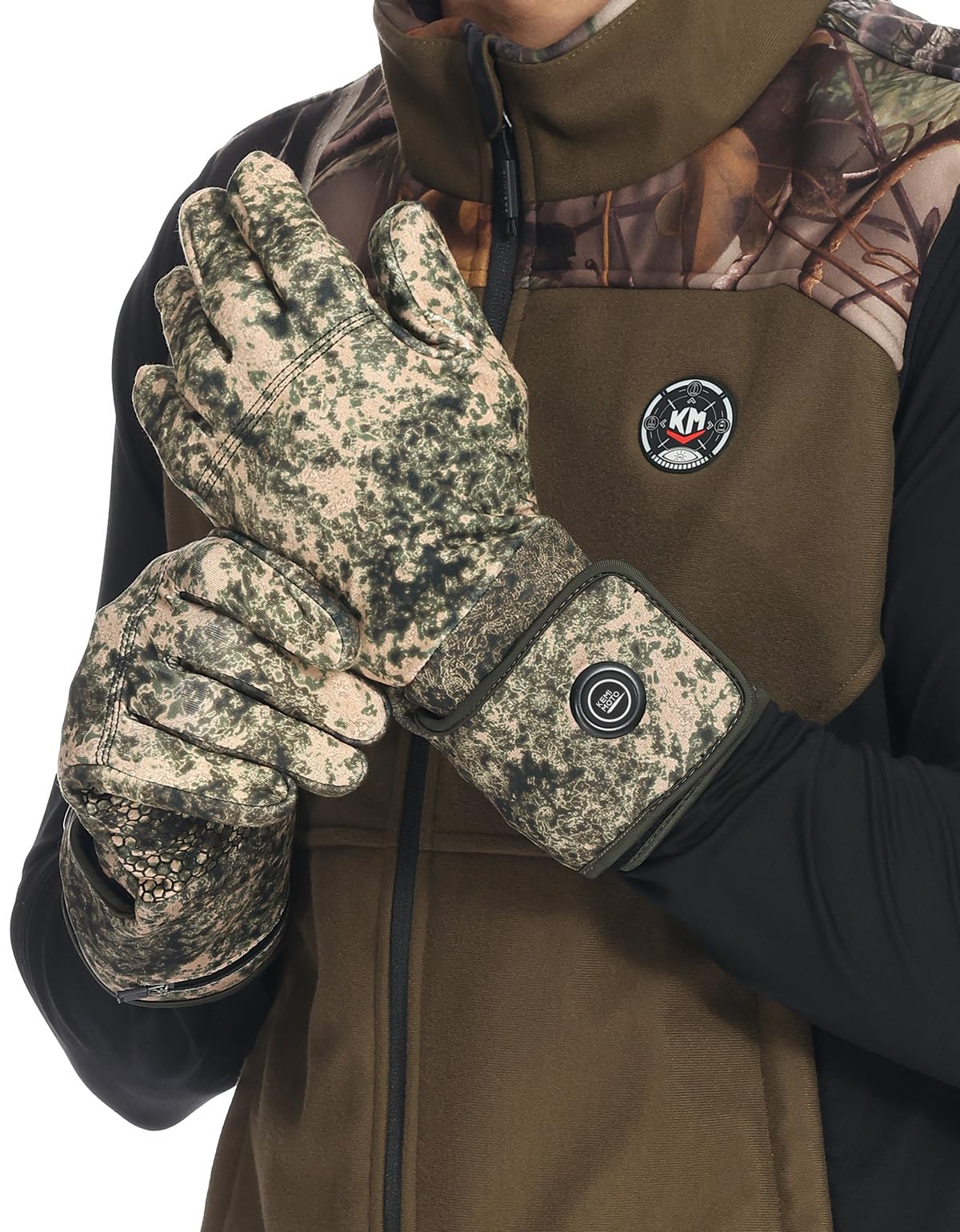 KEMIMOTO heated camo gloves in use during snowy hunting conditions