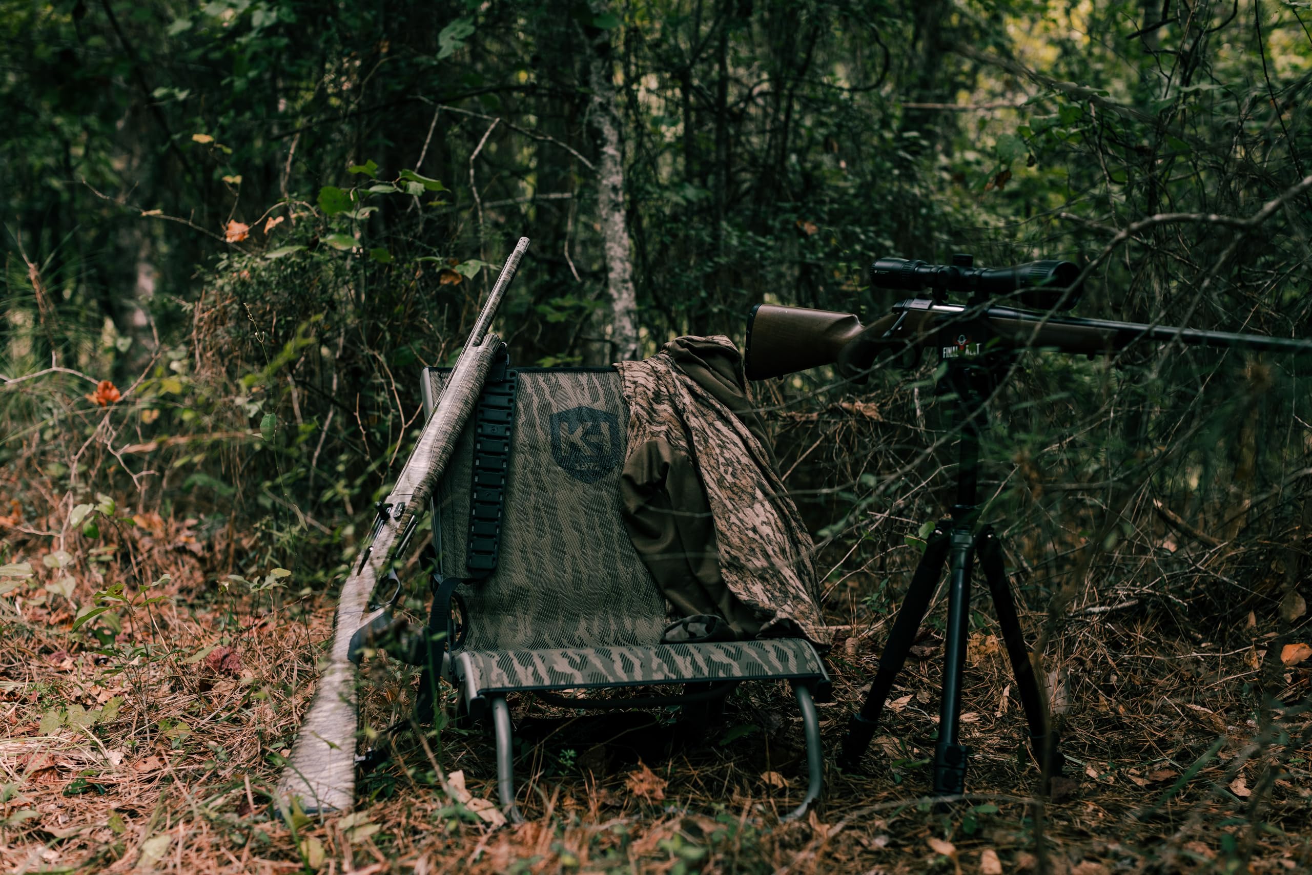 Knight & Hale Run N’ Gun Ground Lounge rear legs folded for lower hunting position