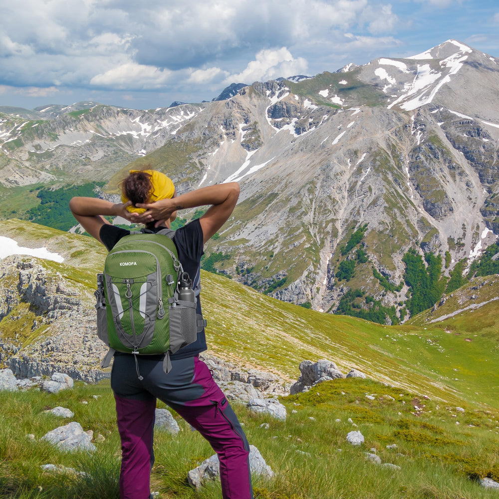 Komofa hiking backpack 30L side pocket highlights quick-access storage on trails