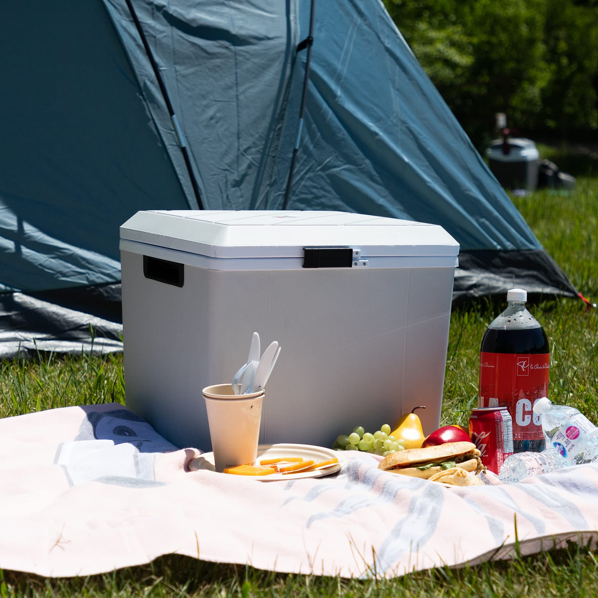 Koolatron 27-liter capacity fits 48 cans for family trips