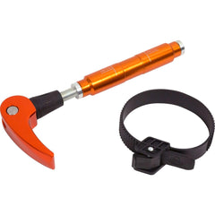Kuat Trio Fork Adapter demonstrates fast lock action for mixed axle bikes on travel.