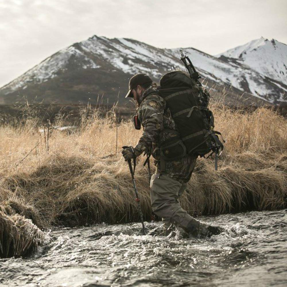 Integrated gravel guards on the waders