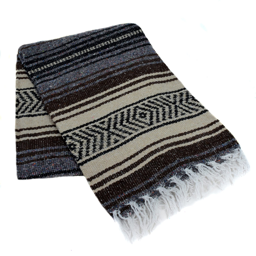 La Montana machine-washable blanket simplifies care after outdoor adventures.