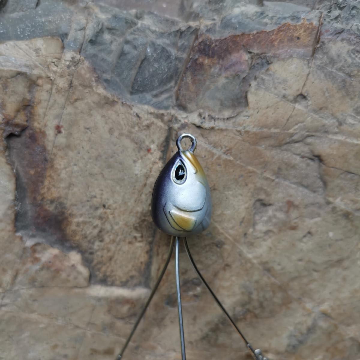 Belly shows laser reflective mechanism and head-through hook design