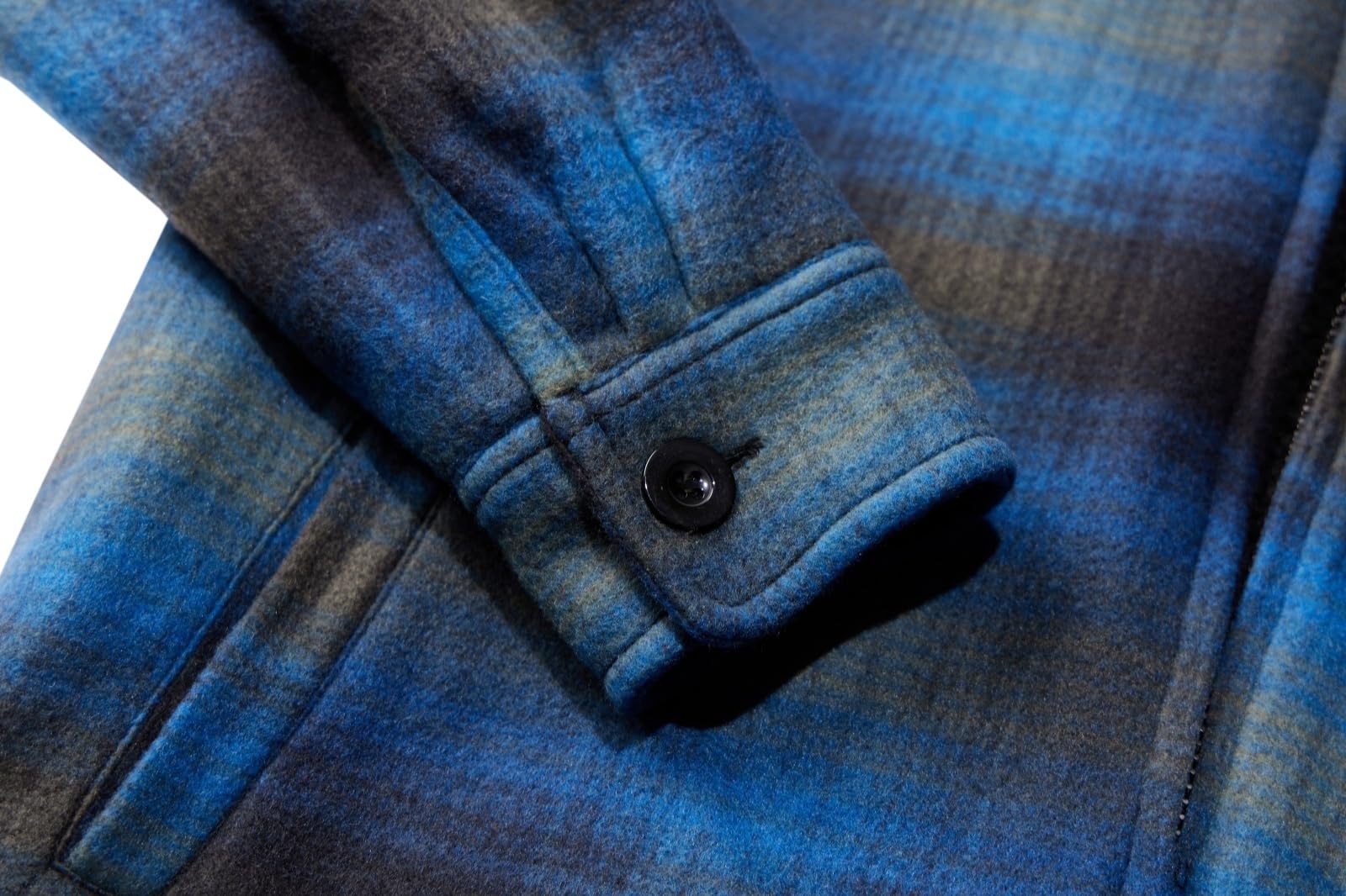 LeeHanTon jacket worn scene in deep blue demonstrates everyday warmth and style.