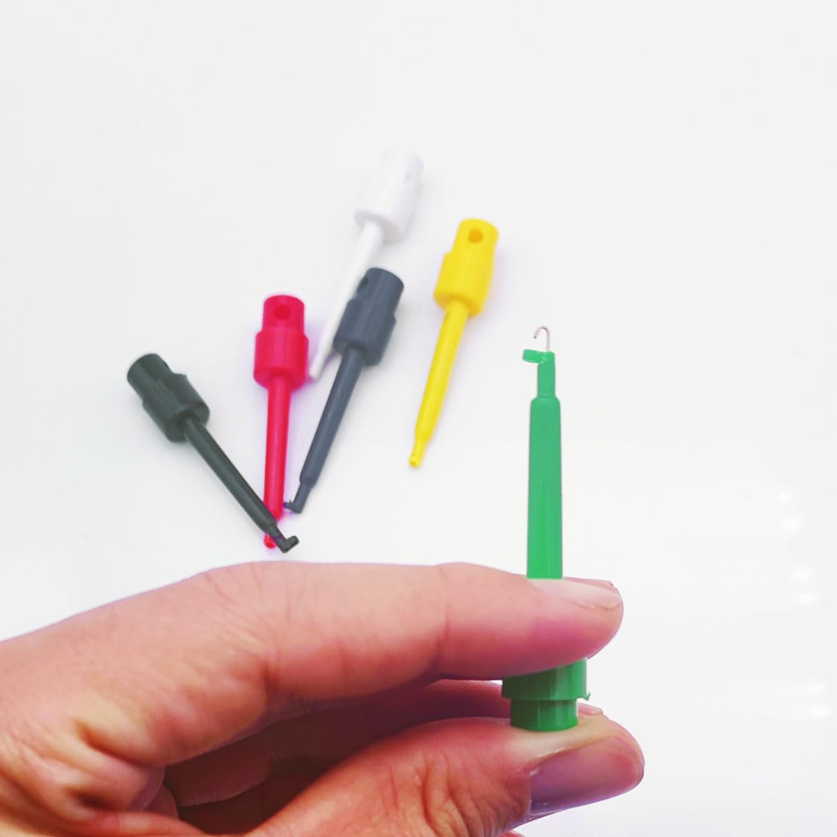 Traditional spring-action hackle pliers with large hand ring