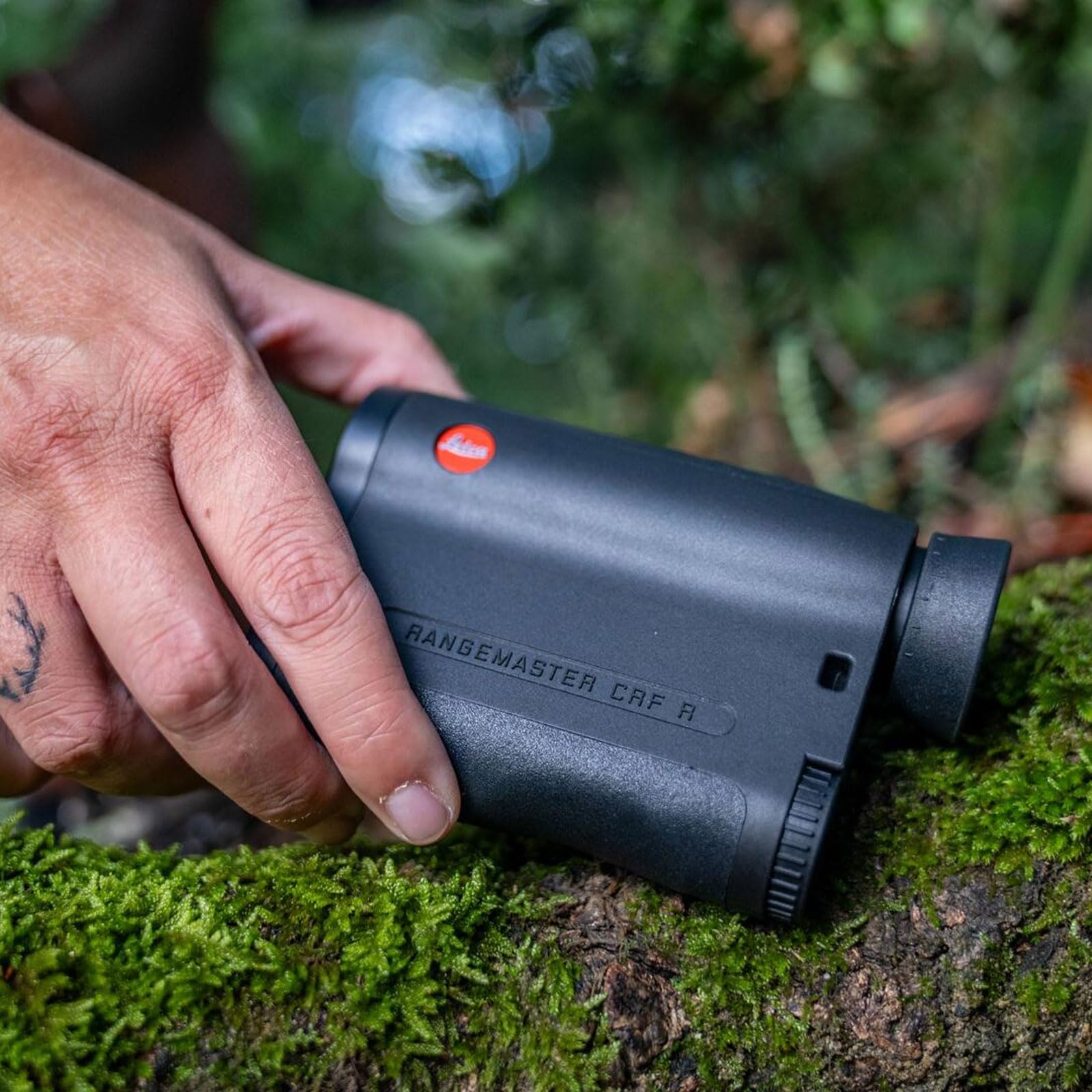Leica Rangemaster CRF weather-resistant shell stands up to rain and cold in outdoor use.