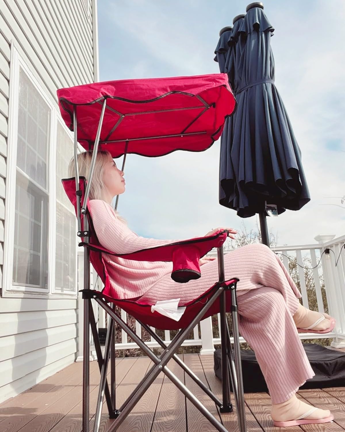 LET'S CAMP sturdy design ideal for camping and beach trips.